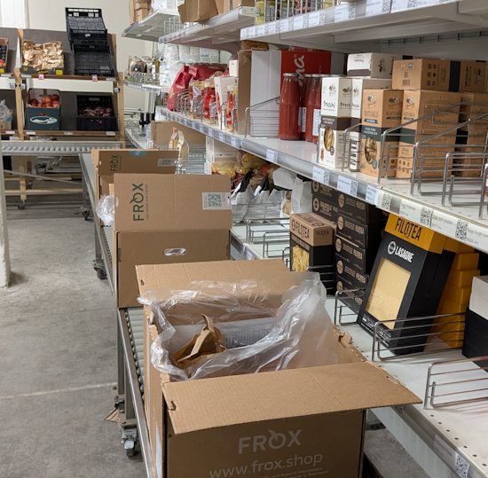 Postazione di prelievo nel magazzino freshpilot con prodotti ordinati